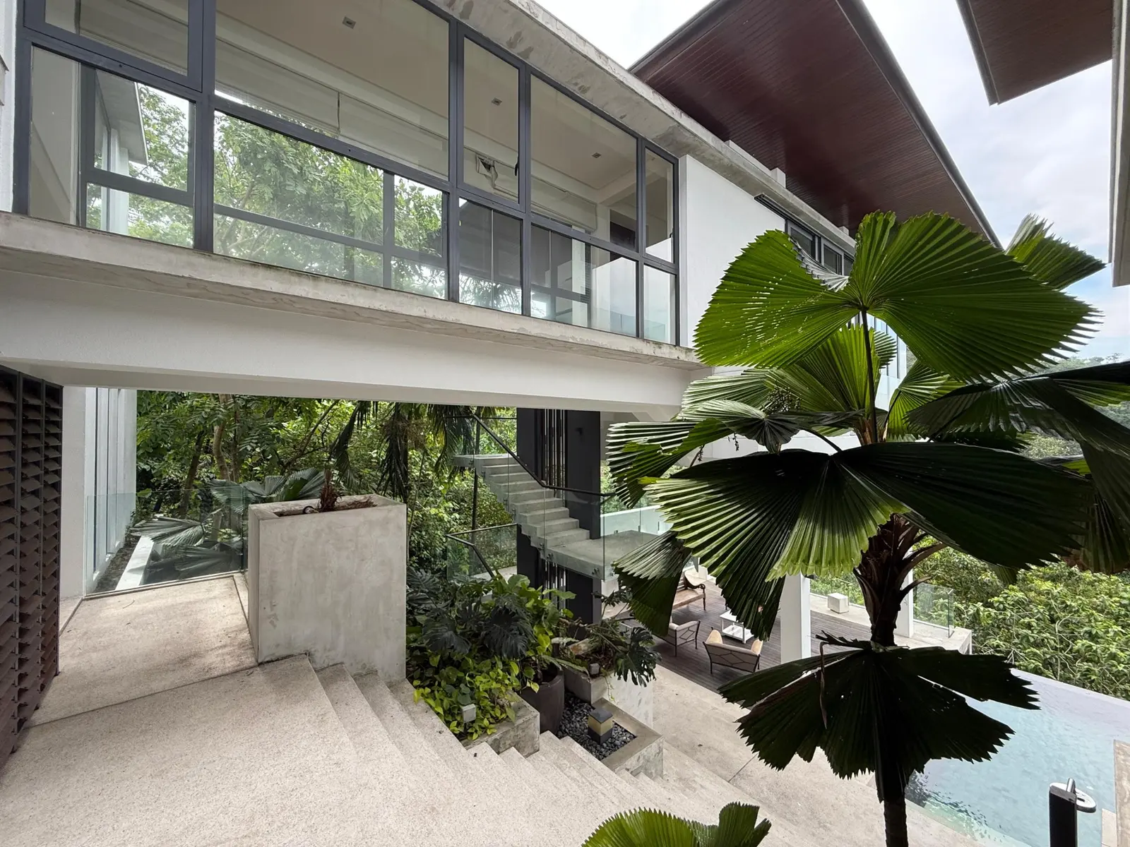 Multi-level internal courtyard and modern bungalow architecture