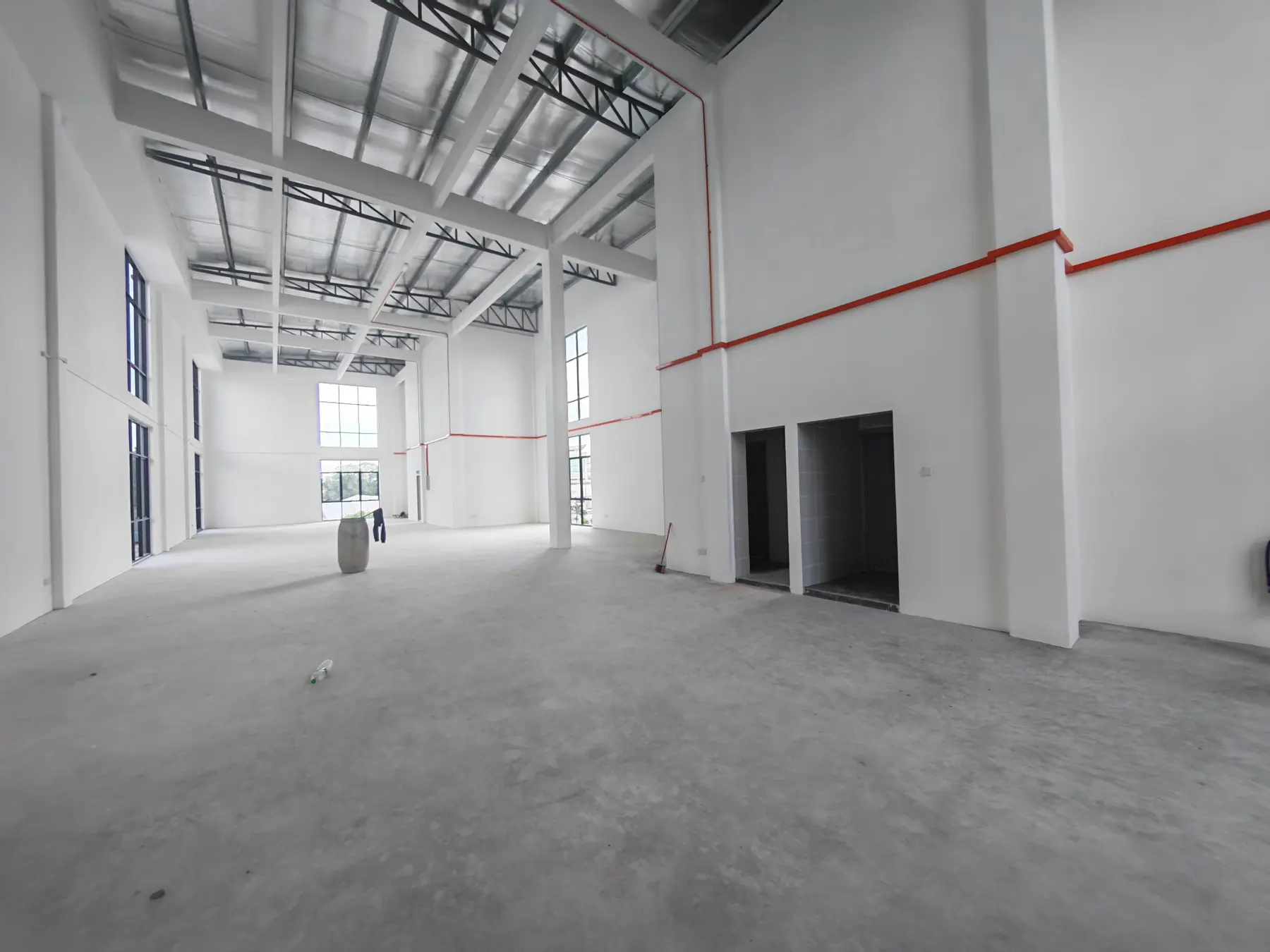 High-ceiling open commercial hall at Oakland S2