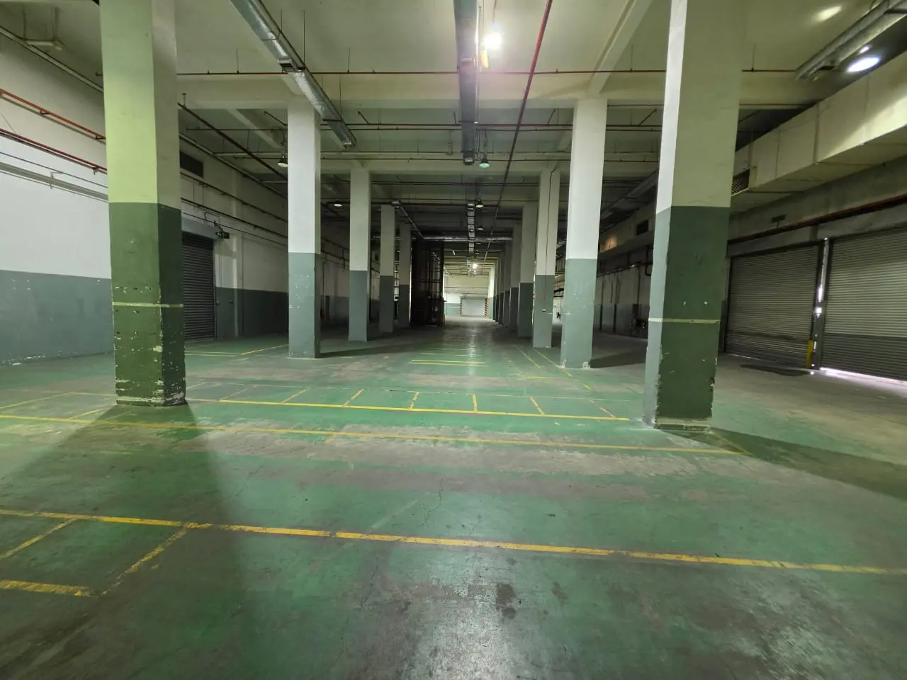 Lower warehouse floor with roller-shutter access