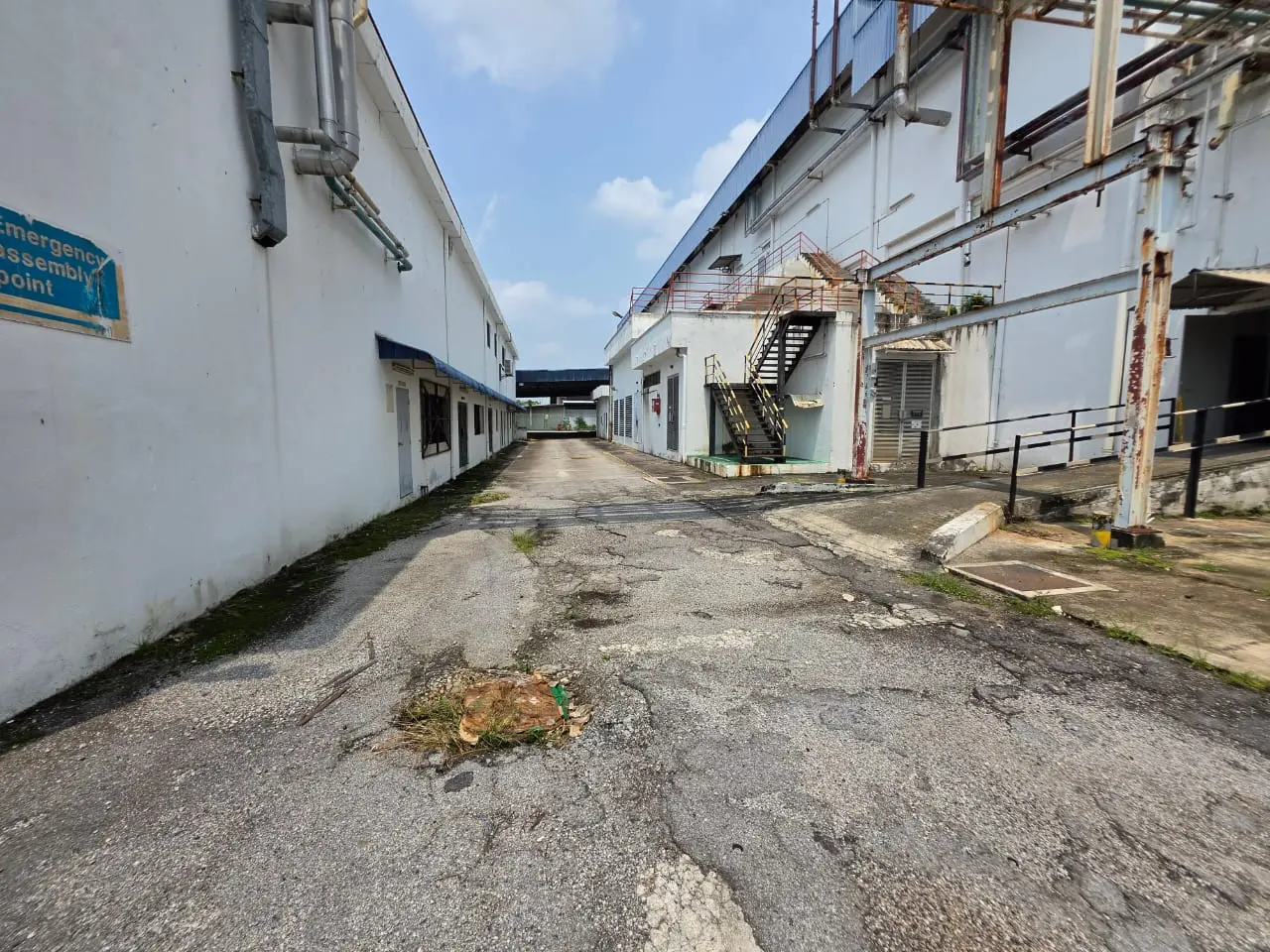 Side service lane between the industrial buildings