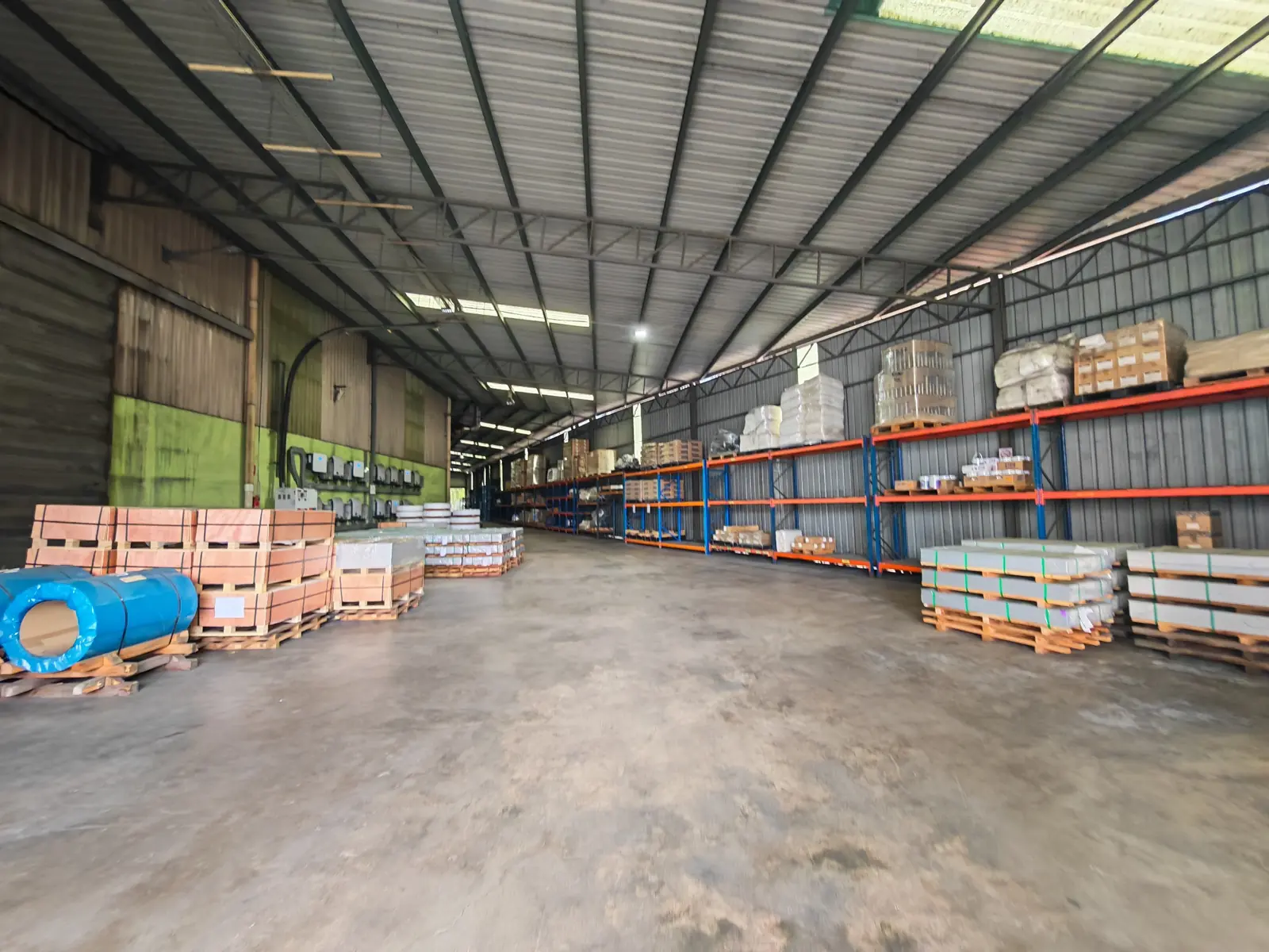 Large covered warehouse and storage space in Telok Gong