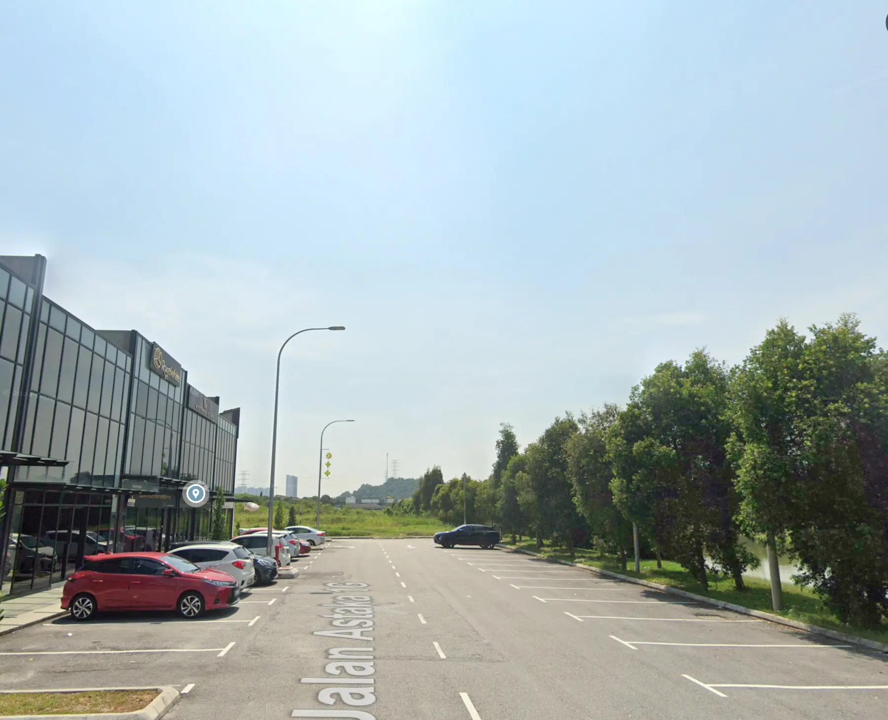 Road frontage and parking within the UNO Rivertree precinct